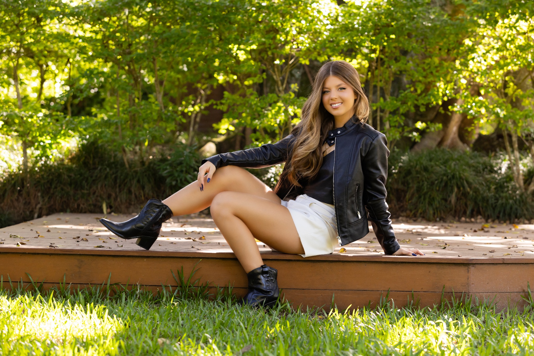 Maria Fernanda em um jardim
